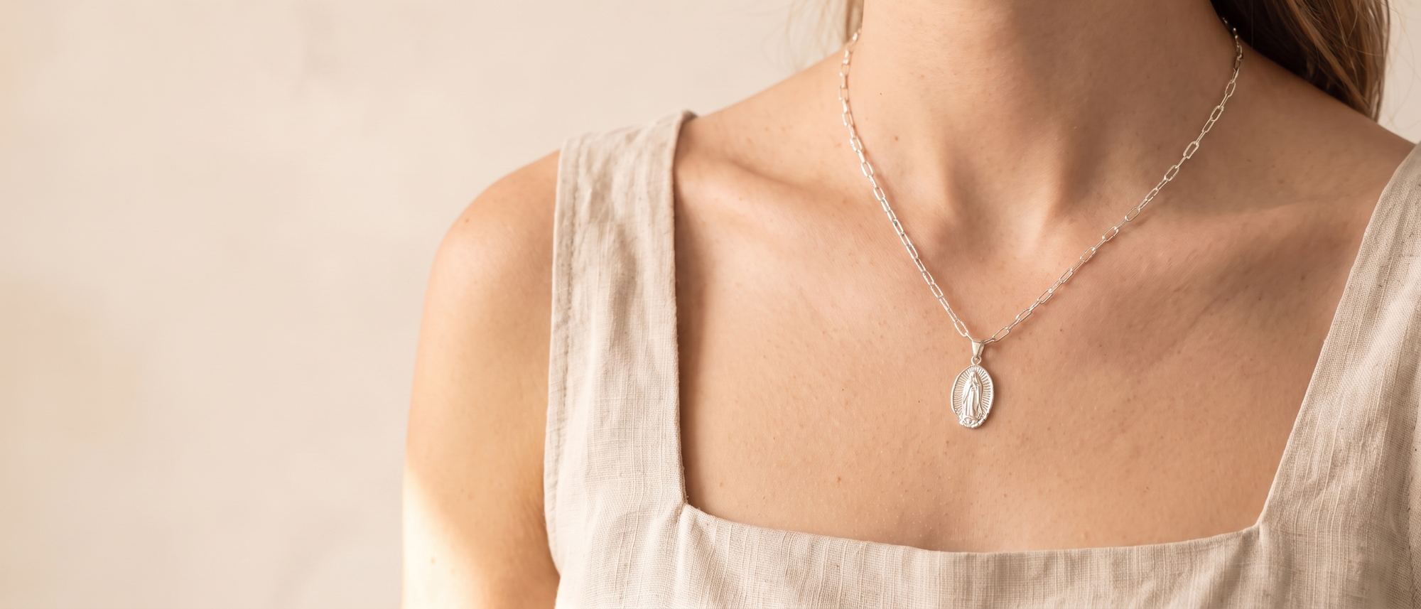 Cadena de plata con medalla puesta