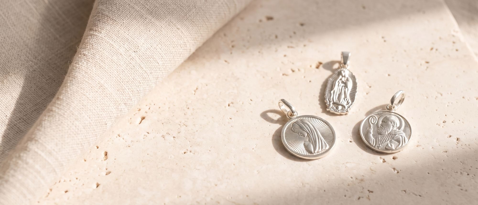 Medallas de plata de la Virgen de Guadalupe, la Virgen Niña y San Benito
