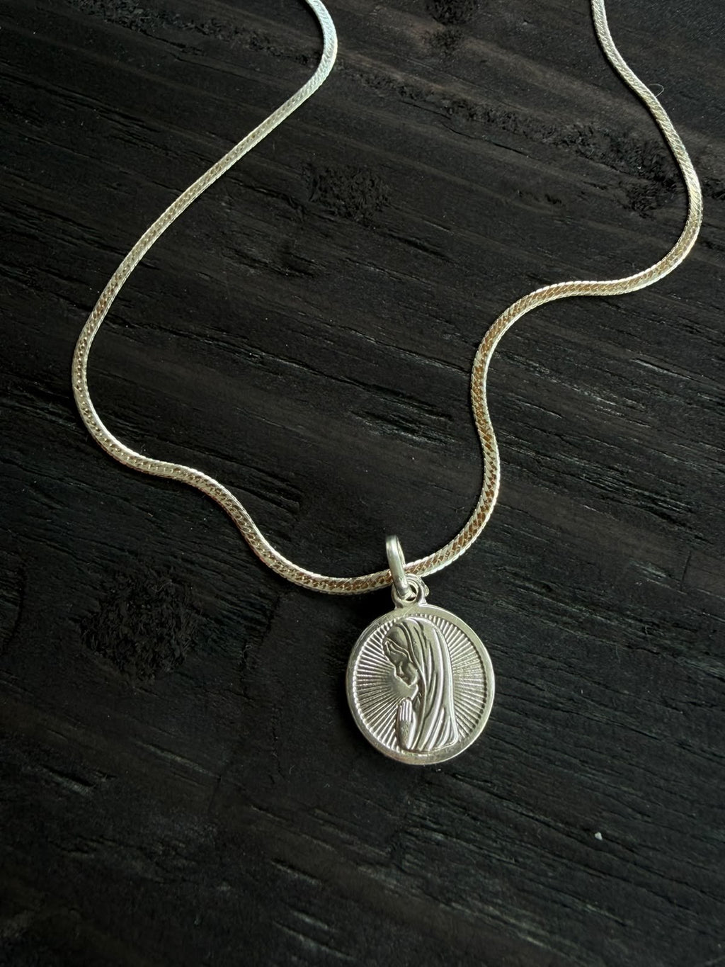 Cadena de plata tipo cinta con medalla (se vende por separado)