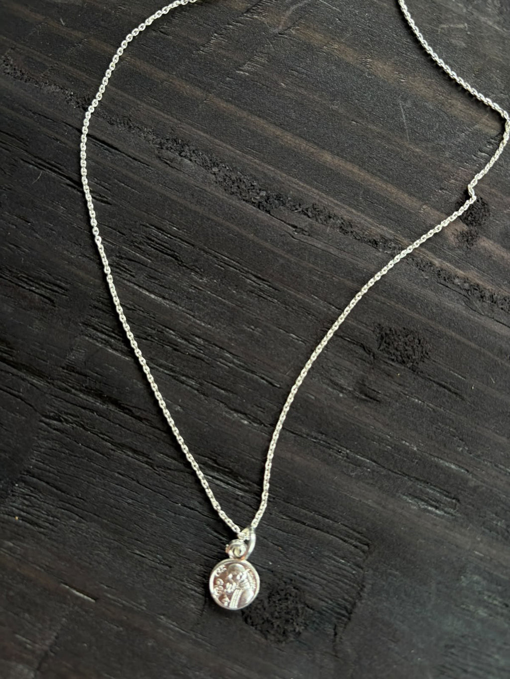 Cadena de plata eslabón fino 45 cm con medalla (se vende por separado)