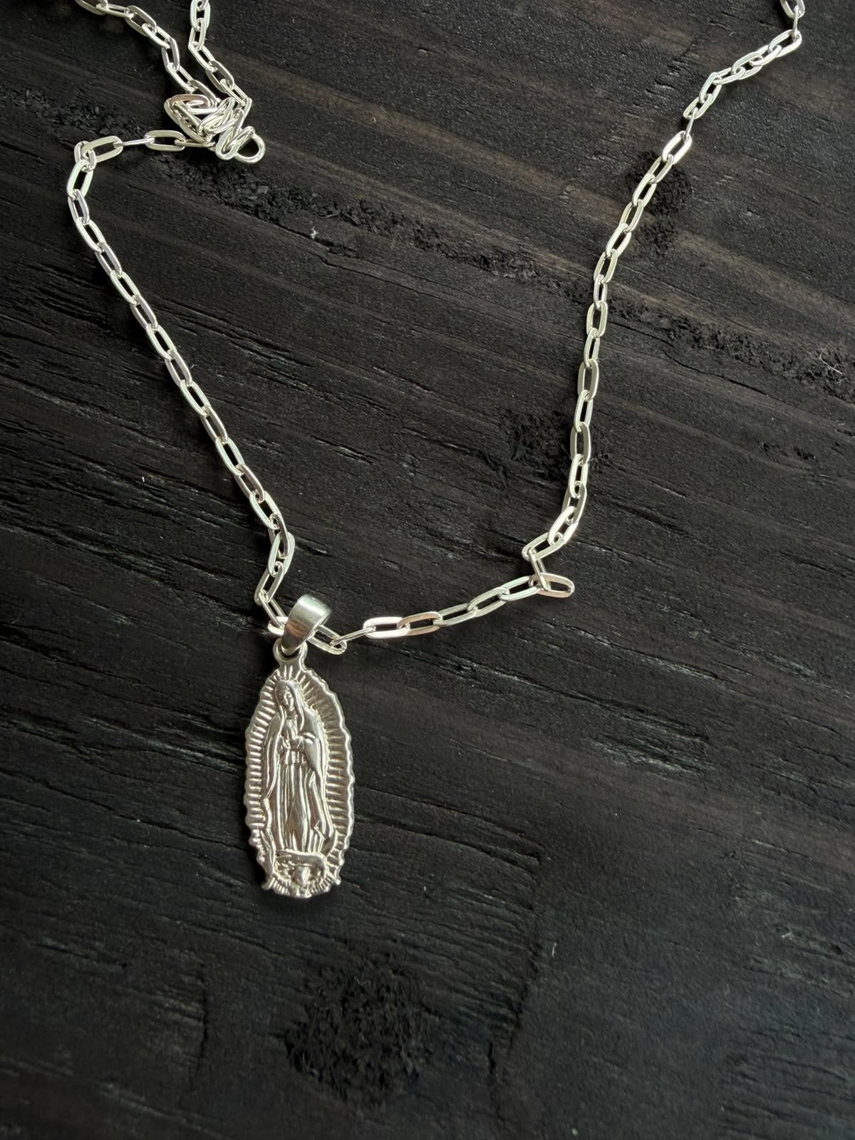 Medalla Virgen de Guadalupe plata 950 puesta en cadena eslabón grueso (se vende por separado)