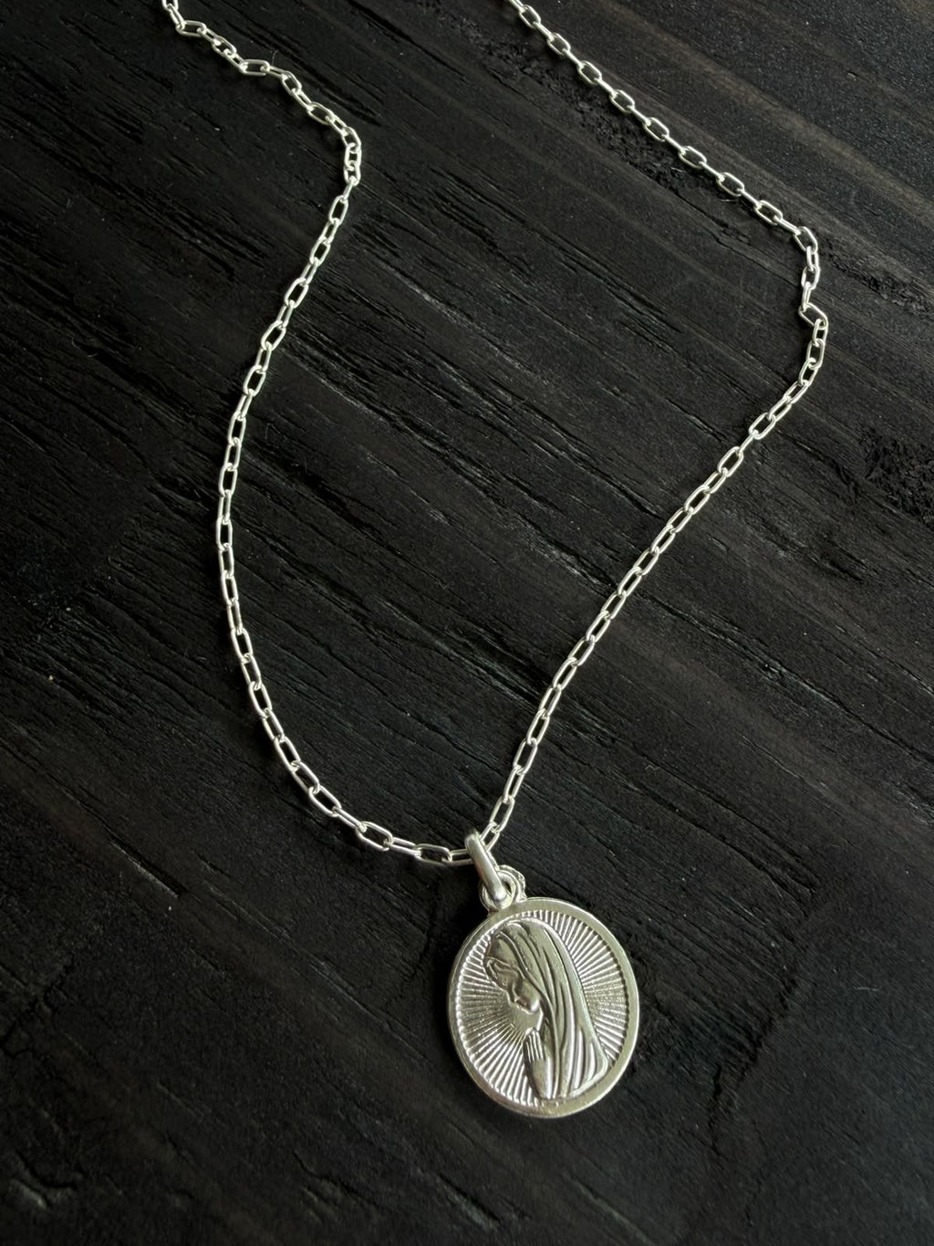 Medalla Virgen Niña puesta en cadena eslabón mediano (se vende por separado)