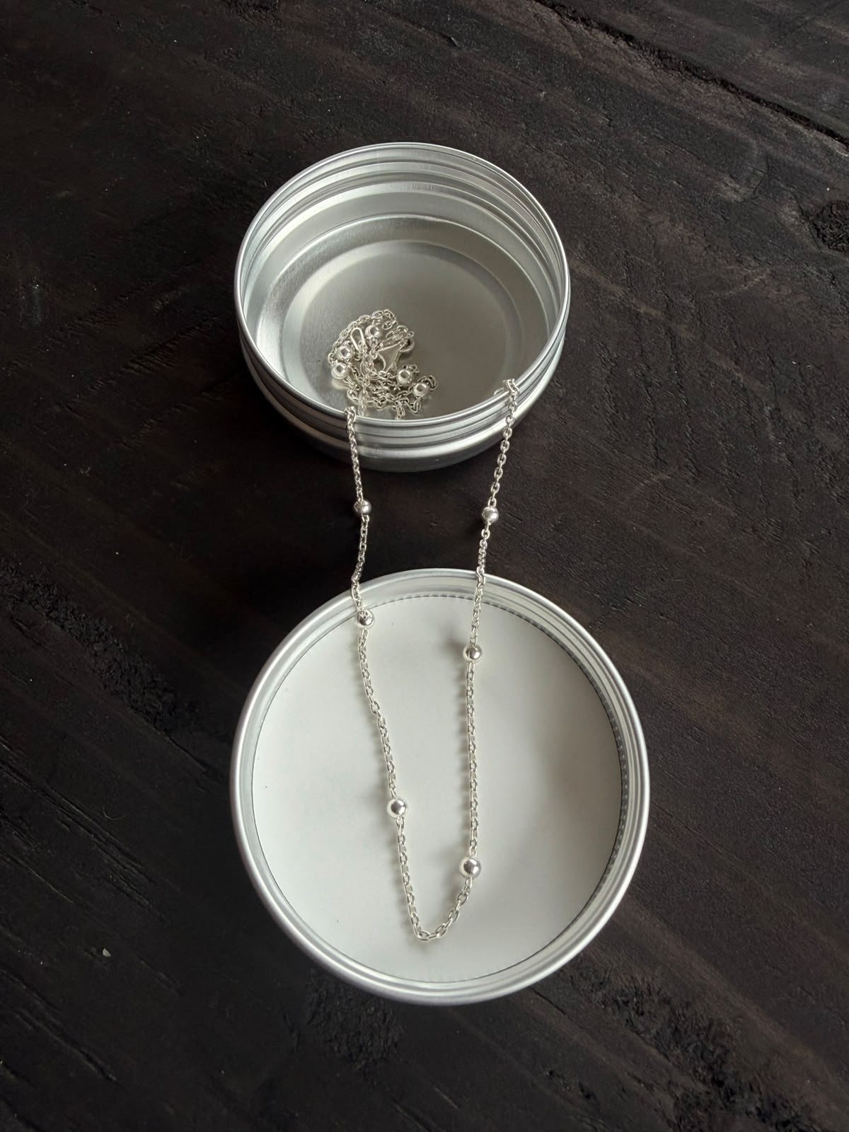 Cadena de plata satélite