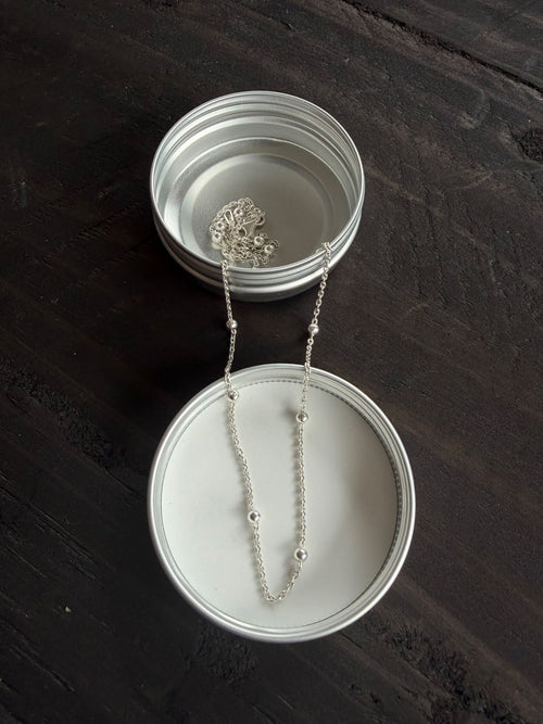 Cadena de plata satélite