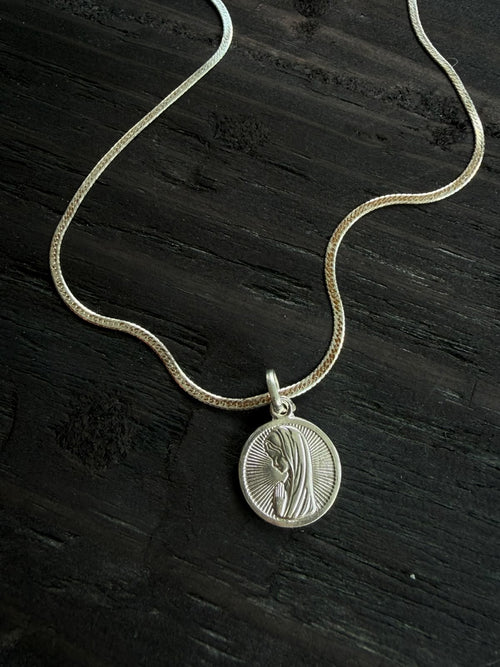 Collar cinta con medalla Virgen Niña