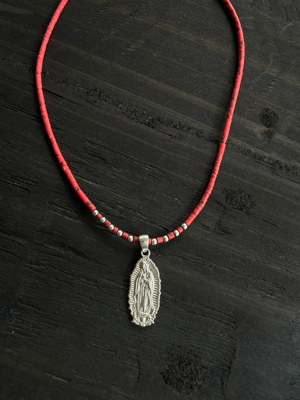 Collar de plata y coral con medalla (se vende por separado)