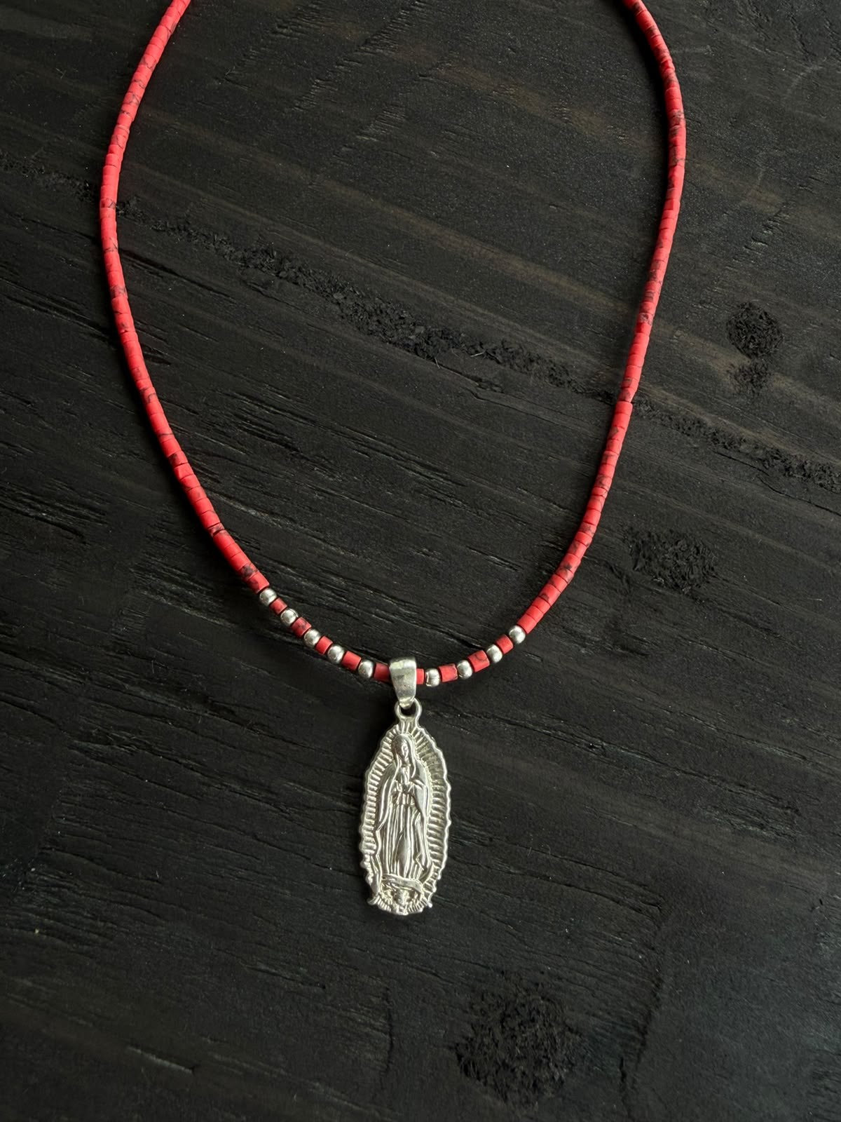 Collar de plata y coral con medalla (se vende por separado)