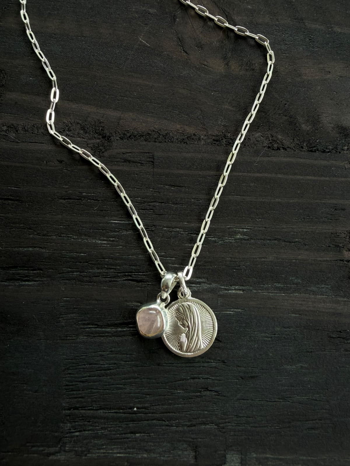 Collar eslabón con Virgen Niña y piedra