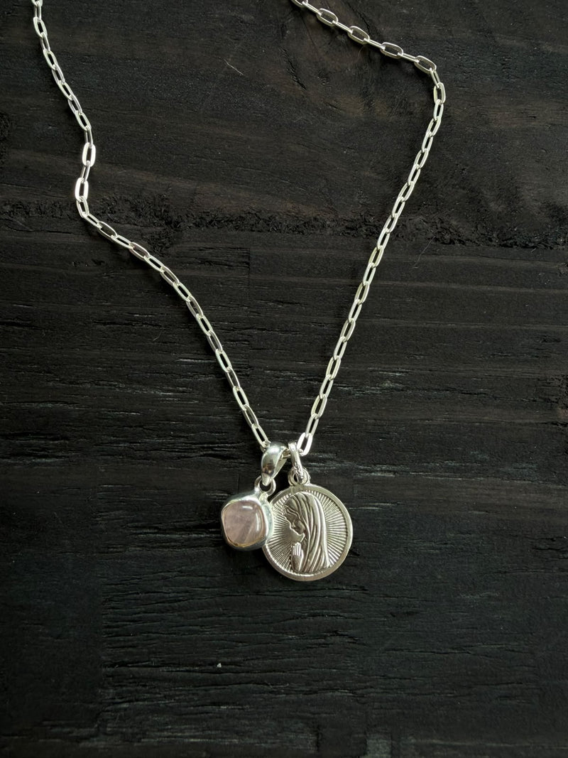 Collar eslabón con Virgen Niña y piedra