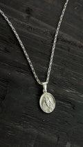 Collar fino con medalla Santa Teresa