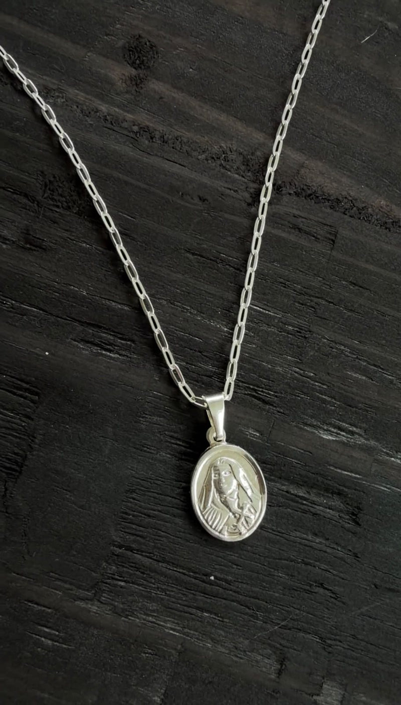 Collar fino con medalla Santa Teresa