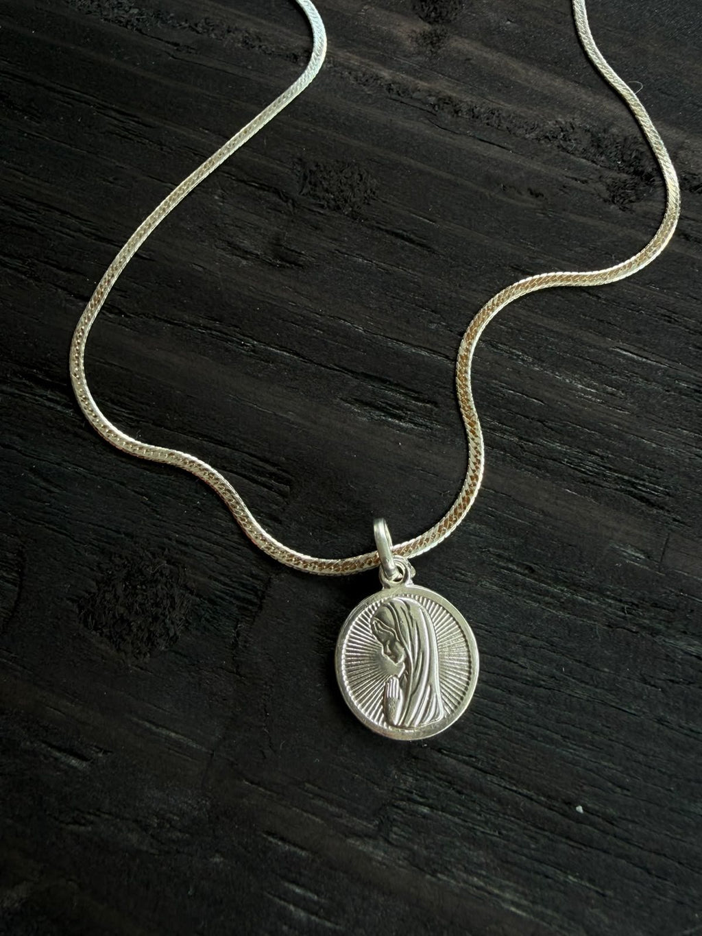 Combinación sugerida: medalla Virgen Niña con cadena tipo cinta (se venden por separado)