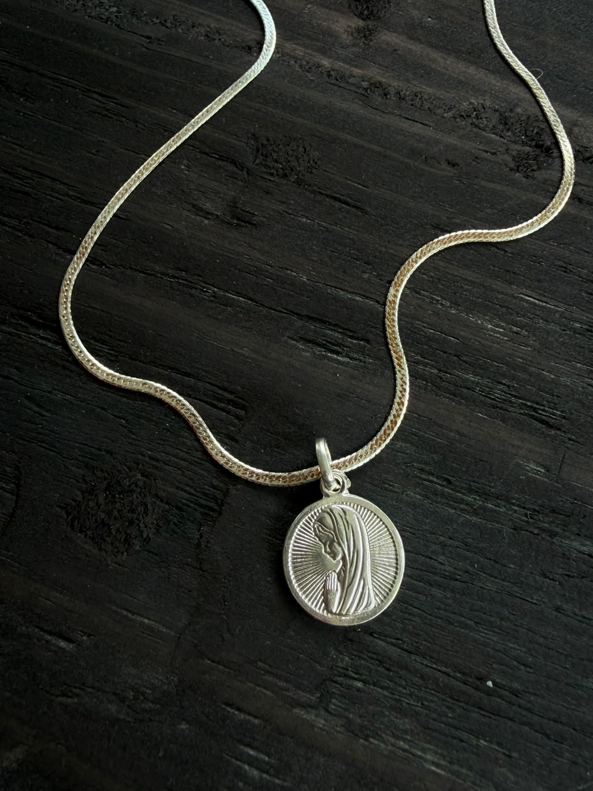 Combinación sugerida: medalla Virgen Niña con cadena tipo cinta (se venden por separado)