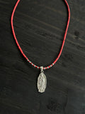 Collar coral con Virgen de Guadalupe
