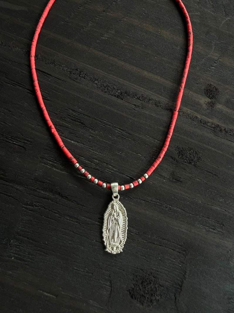 Collar coral con Virgen de Guadalupe