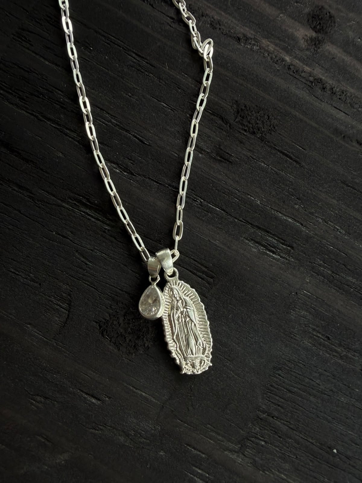 Collar eslabón con Virgen de Guadalupe y dije