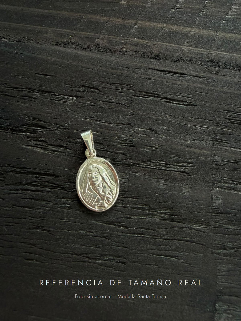 Referencia de tamaño real: Medalla Santa Teresa (foto sin acercar)