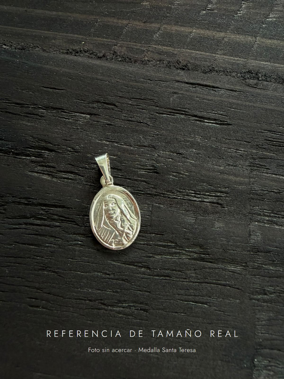 Referencia de tamaño real: Medalla Santa Teresa (foto sin acercar)