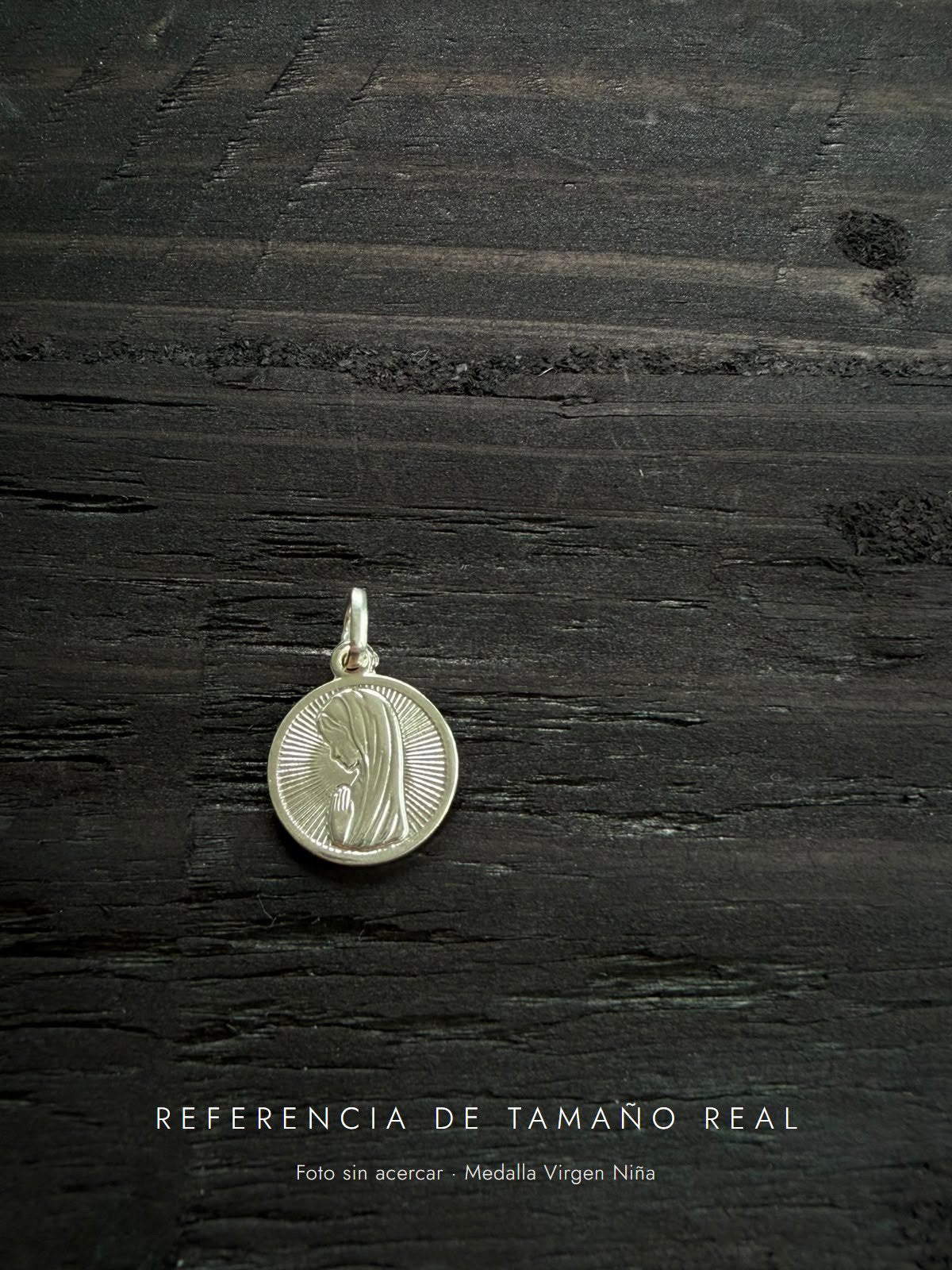 Referencia de tamaño real: Medalla Virgen Niña (foto sin acercar)