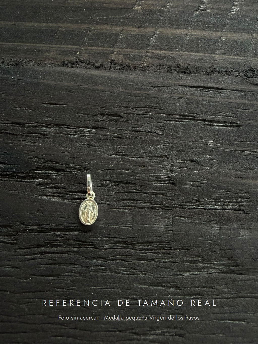 Referencia de tamaño real: Medalla pequeña Virgen de los Rayos (foto sin acercar)