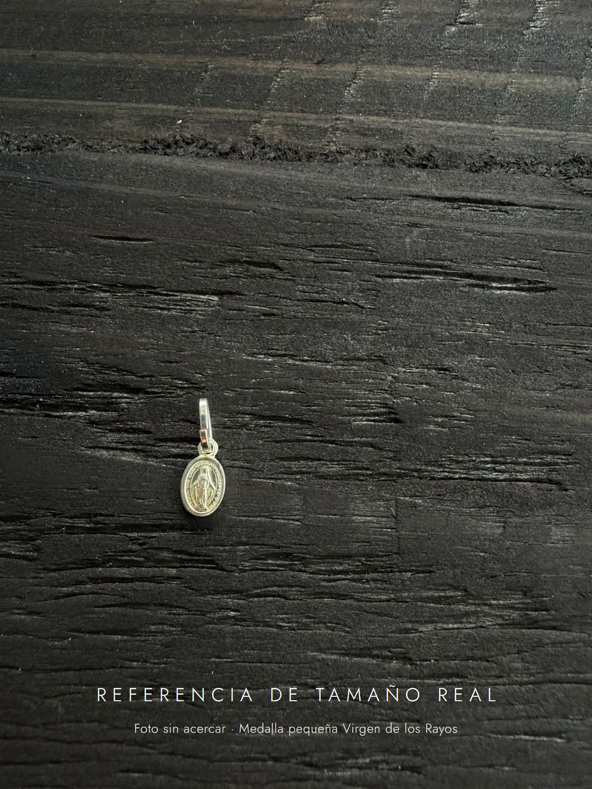 Referencia de tamaño real: Medalla pequeña Virgen de los Rayos (foto sin acercar)
