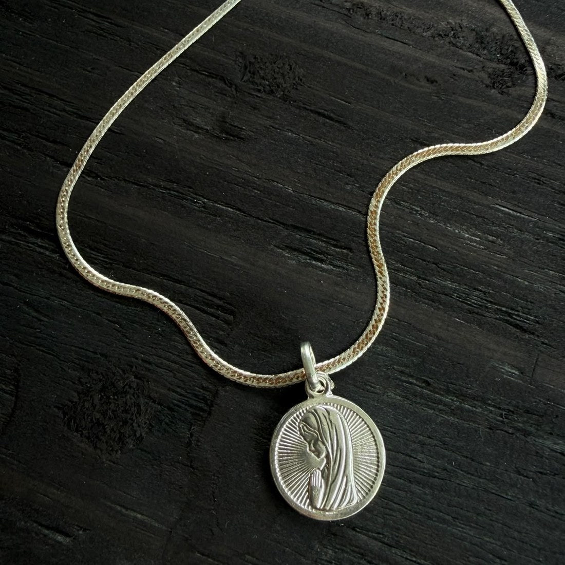 Cadena de plata tipo cinta con medalla Virgen Niña