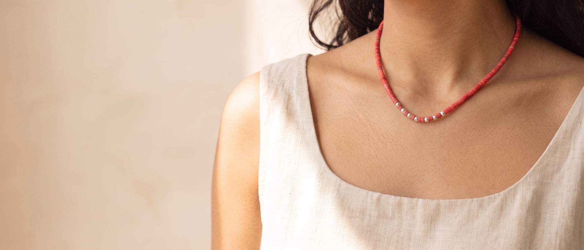 Collar de plata y coral puesto
